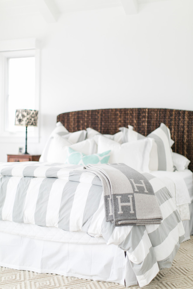 Mittelgroßes Maritimes Hauptschlafzimmer mit weißer Wandfarbe, dunklem Holzboden, Kamin und Kaminumrandung aus Stein in Orange County