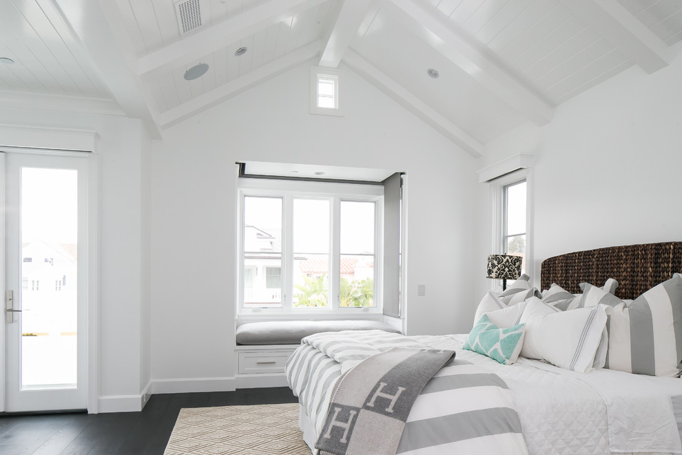 Источник вдохновения для домашнего уюта: хозяйская спальня среднего размера в морском стиле с белыми стенами, темным паркетным полом, стандартным камином и фасадом камина из камня