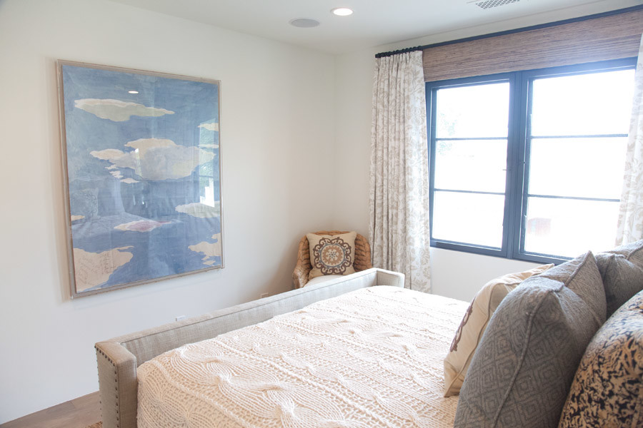 Esempio di una camera degli ospiti stile marino con pareti bianche