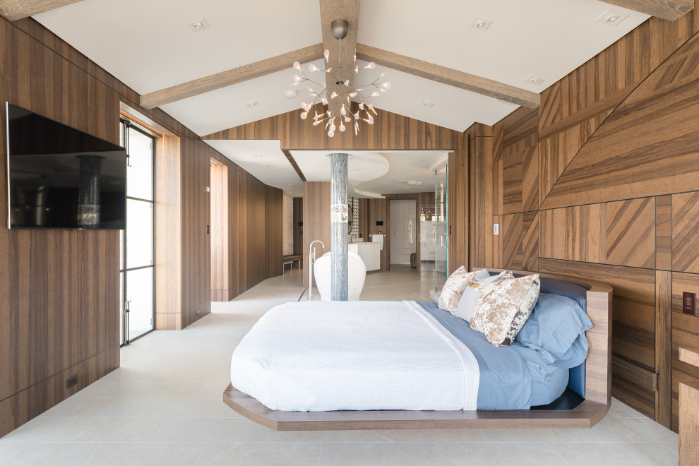 Großes Modernes Hauptschlafzimmer mit brauner Wandfarbe, Porzellan-Bodenfliesen, grauem Boden, freigelegten Dachbalken und Holzwänden in Orange County