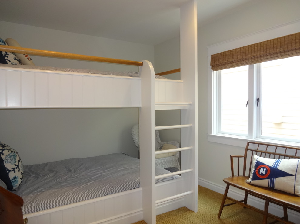Imagen de dormitorio costero de tamaño medio sin chimenea con paredes blancas, moqueta y suelo beige
