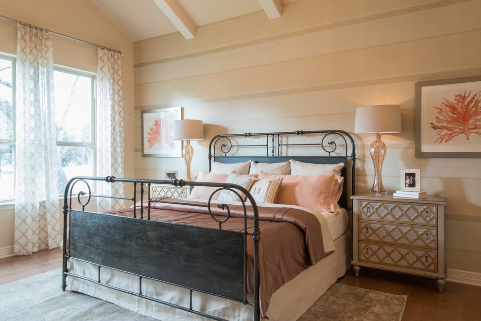 Klassisches Schlafzimmer mit beiger Wandfarbe und braunem Holzboden in Austin