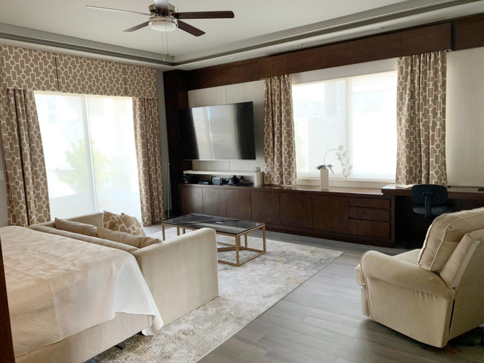 Exemple d'une grande chambre parentale tendance avec un mur beige, parquet clair, aucune cheminée, un sol gris et un plafond décaissé.