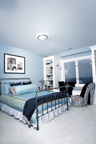 Foto de habitación de invitados clásica renovada con paredes azules y moqueta