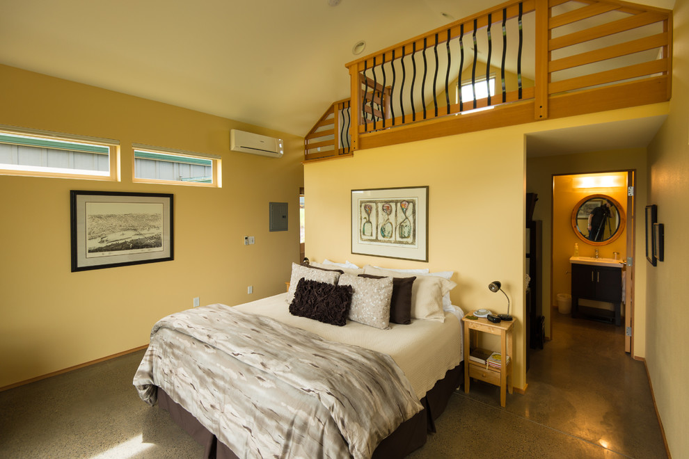На фото: гостевая спальня среднего размера, (комната для гостей) в стиле неоклассика (современная классика) с бежевыми стенами и бетонным полом с