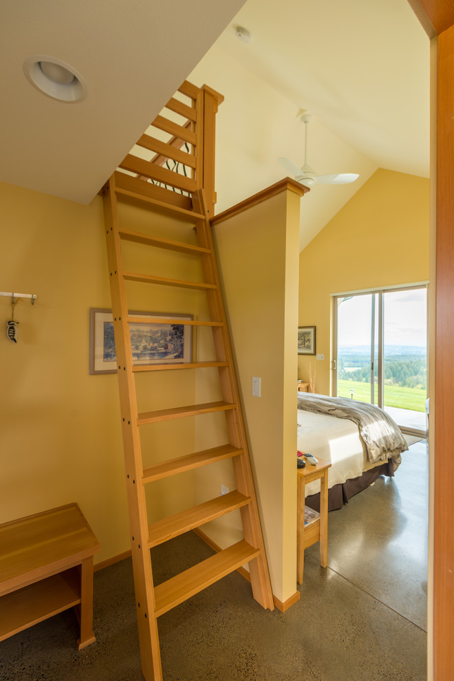 Источник вдохновения для домашнего уюта: гостевая спальня среднего размера, (комната для гостей) в стиле модернизм с желтыми стенами и бетонным полом без камина