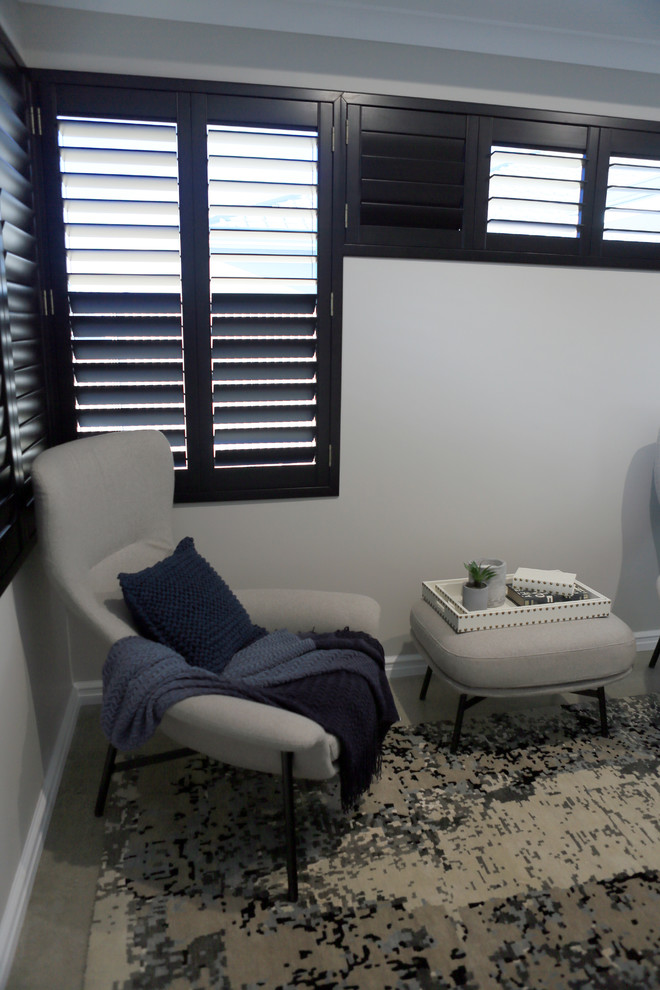 Стильный дизайн: хозяйская спальня среднего размера в стиле неоклассика (современная классика) с серыми стенами и бетонным полом - последний тренд