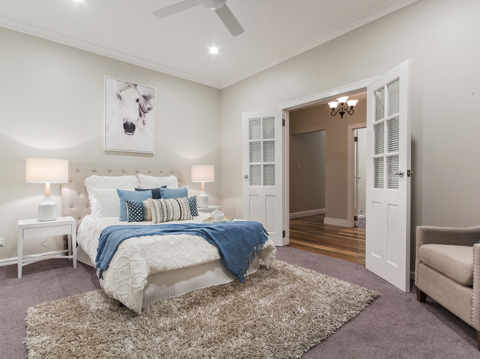 Klassisches Schlafzimmer mit beiger Wandfarbe, Teppichboden und grauem Boden in Perth