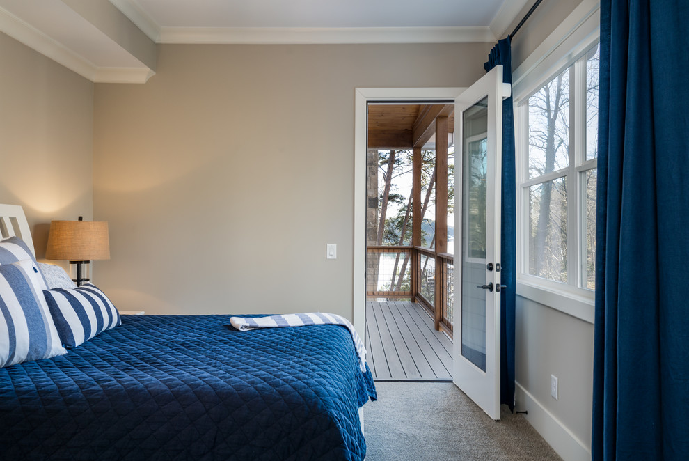 アトランタにあるラスティックスタイルのおしゃれな寝室 (グレーの壁、カーペット敷き、グレーの床、青いカーテン) のレイアウト