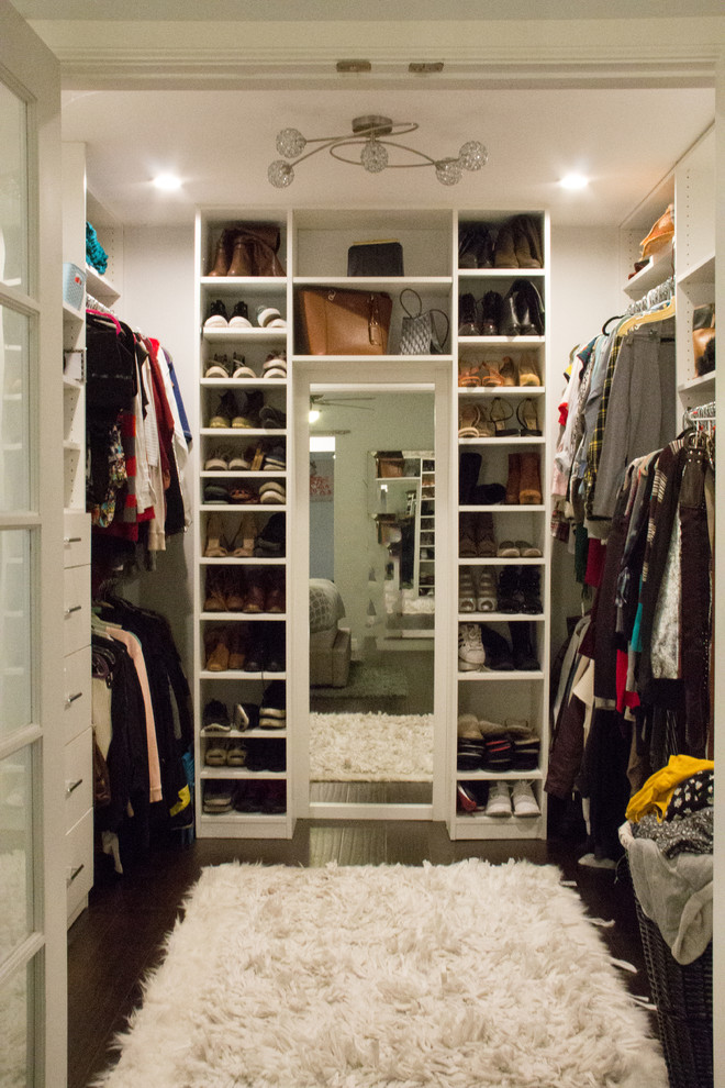 Inspiration för mellanstora garderober, med klinkergolv i porslin och grått golv