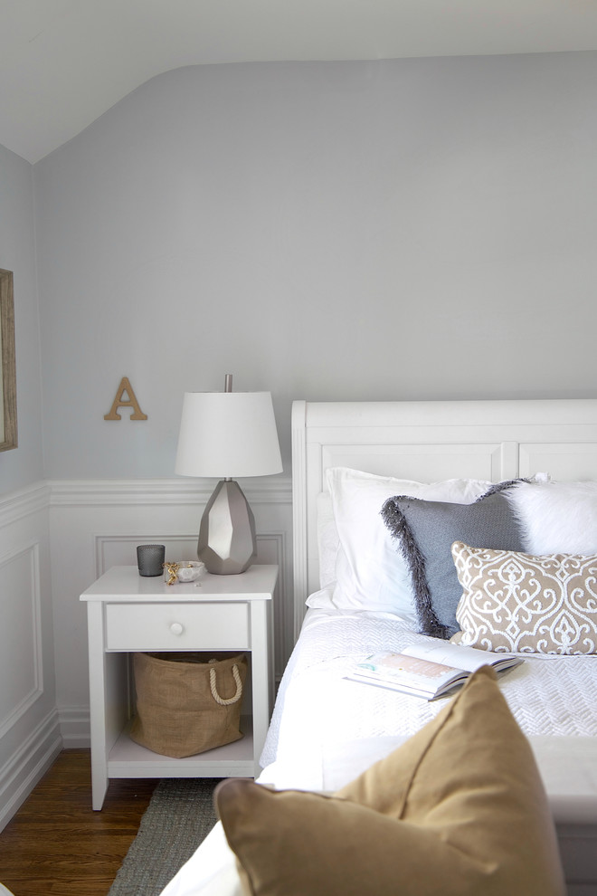 Cette image montre une chambre d'amis style shabby chic de taille moyenne avec un mur gris, un sol en bois brun et un sol marron.
