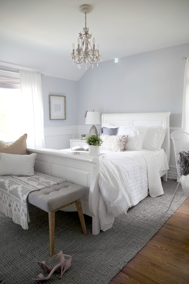 Mittelgroßes Shabby-Look Gästezimmer mit grauer Wandfarbe, braunem Holzboden und braunem Boden in Toronto