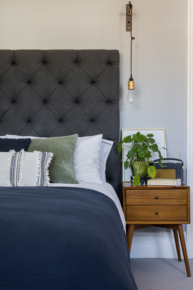 Свежая идея для дизайна: хозяйская спальня в современном стиле с серыми стенами, ковровым покрытием, фасадом камина из штукатурки и серым полом - отличное фото интерьера