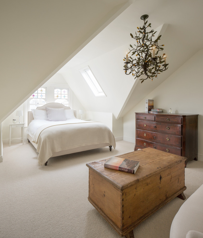 Idée de décoration pour une chambre tradition de taille moyenne avec un sol beige, un mur blanc et aucune cheminée.