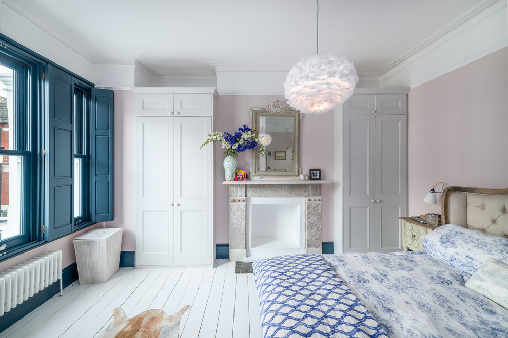 Idee per una camera matrimoniale minimal con pareti rosa, pavimento in legno verniciato e pavimento bianco