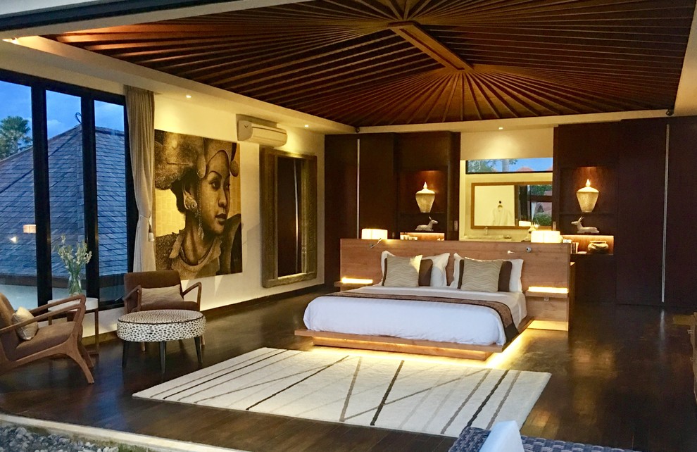 Modelo de dormitorio principal de estilo zen extra grande con paredes blancas y suelo de madera oscura
