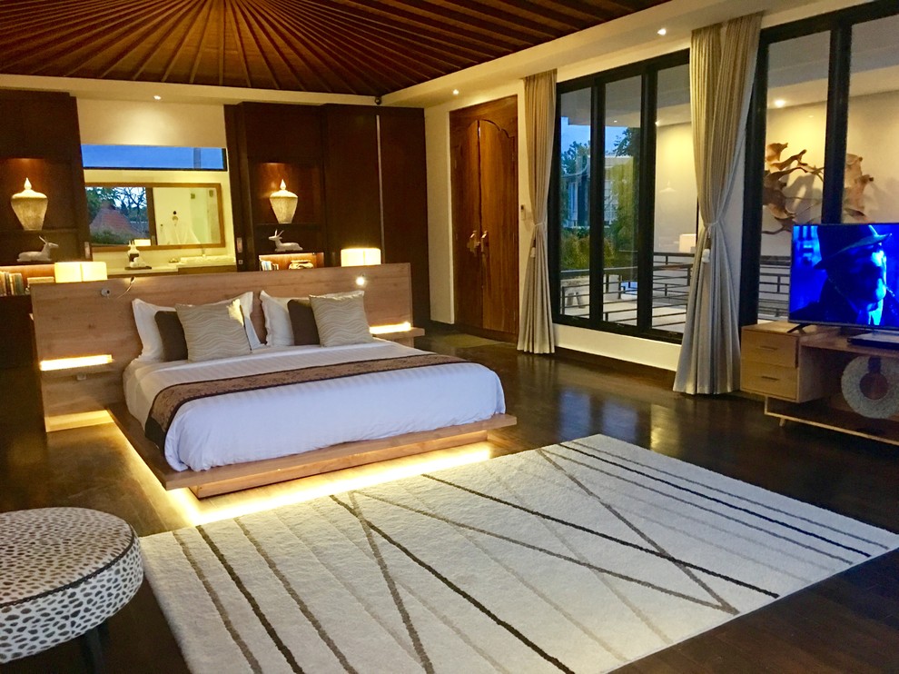 Imagen de dormitorio principal de estilo zen extra grande con paredes blancas y suelo de madera oscura