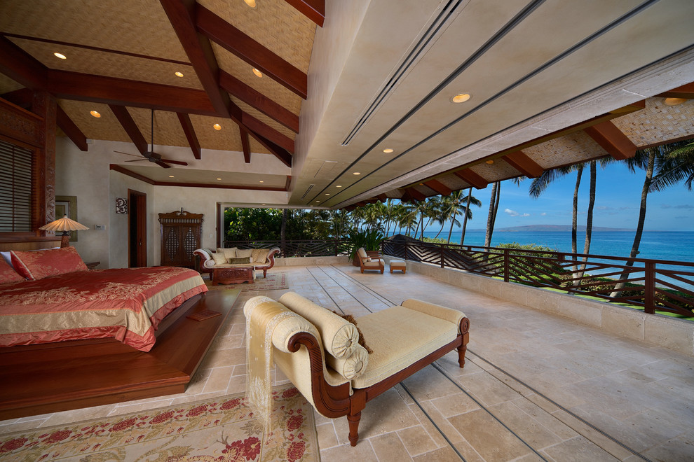 ハワイにある巨大なトロピカルスタイルのおしゃれな主寝室 (白い壁、トラバーチンの床、暖炉なし、ベージュの床) のレイアウト