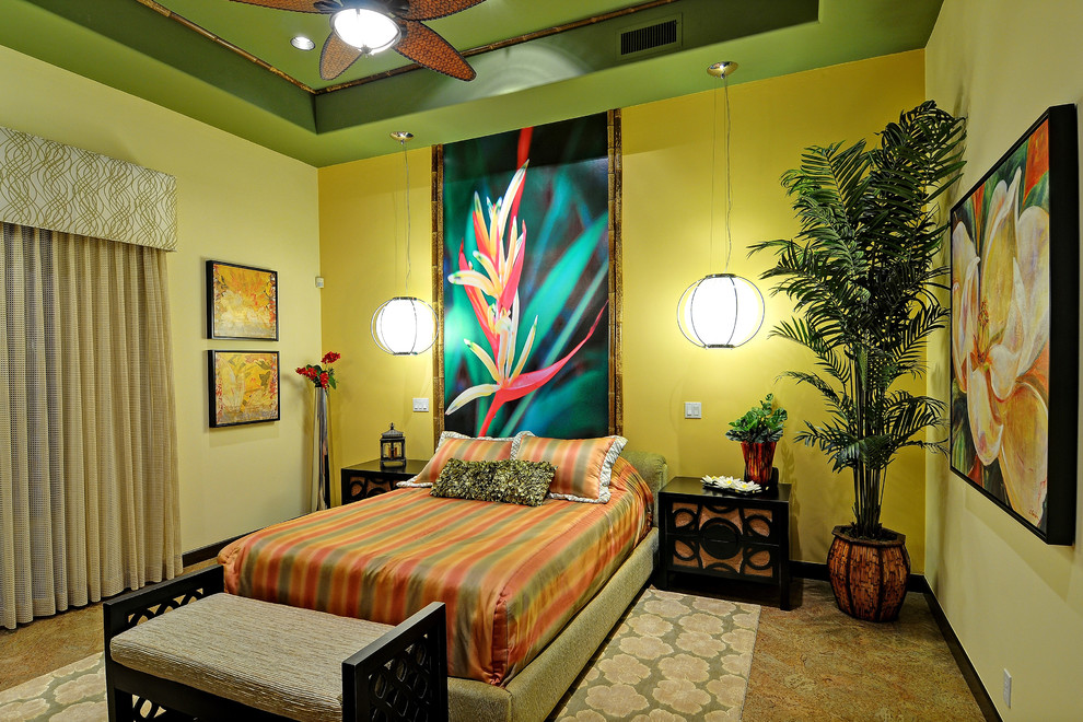 フェニックスにあるトロピカルスタイルのおしゃれな主寝室 (黄色い壁、コルクフローリング)