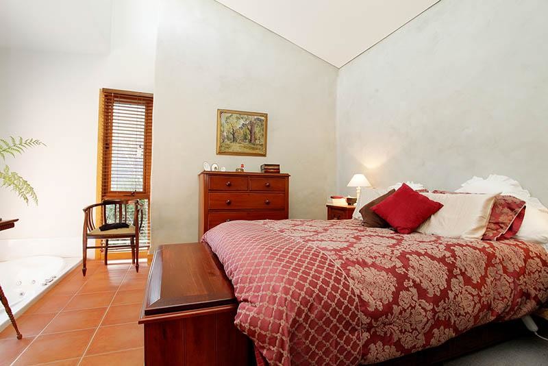 Стильный дизайн: хозяйская спальня среднего размера в стиле кантри с серыми стенами и полом из терракотовой плитки - последний тренд
