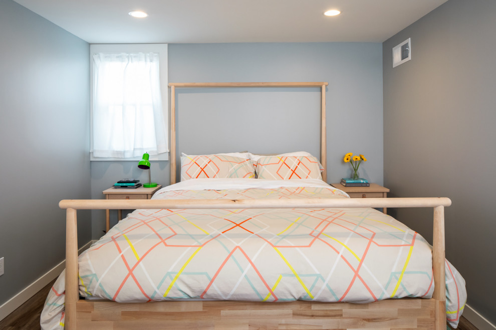 Kleines Modernes Hauptschlafzimmer mit grauer Wandfarbe, Vinylboden und braunem Boden in Seattle