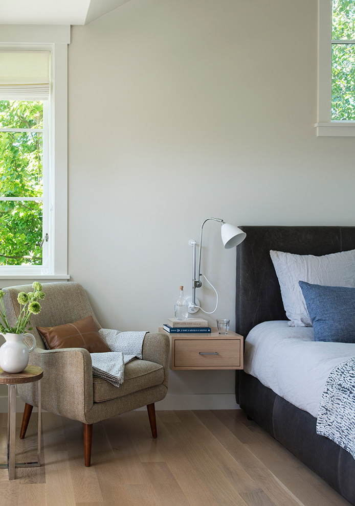 Exemple d'une chambre parentale scandinave de taille moyenne avec un mur gris, parquet clair et un sol beige.