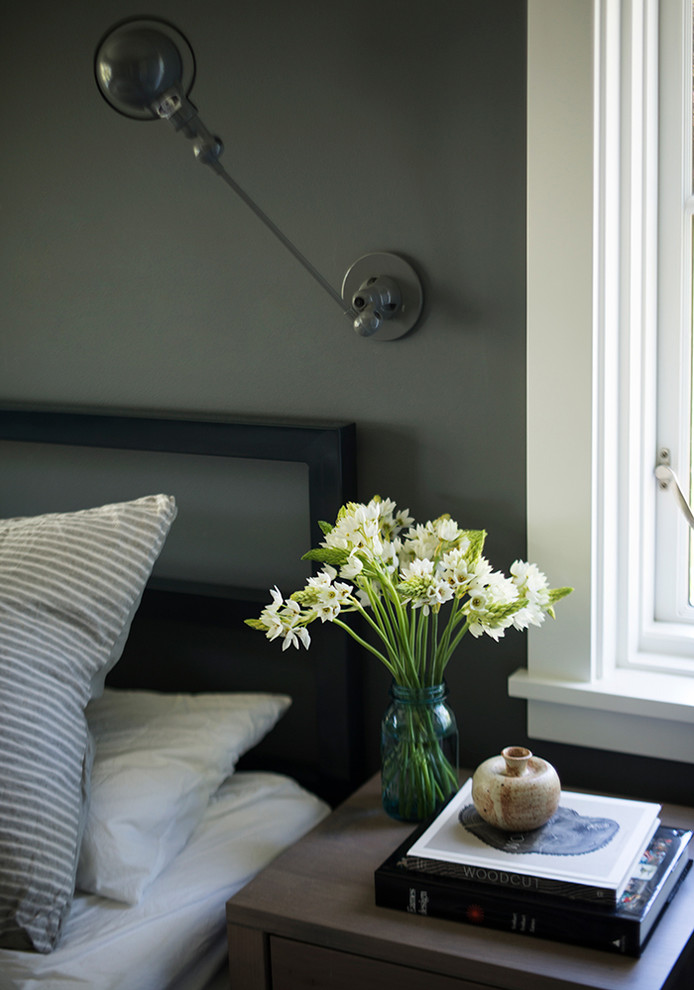 Idéer för ett mellanstort minimalistiskt sovrum, med grå väggar, ljust trägolv och beiget golv