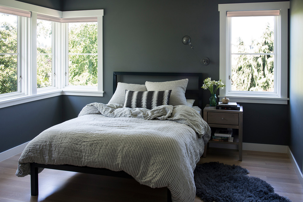 Idéer för att renovera ett mellanstort minimalistiskt sovrum, med grå väggar, ljust trägolv och beiget golv