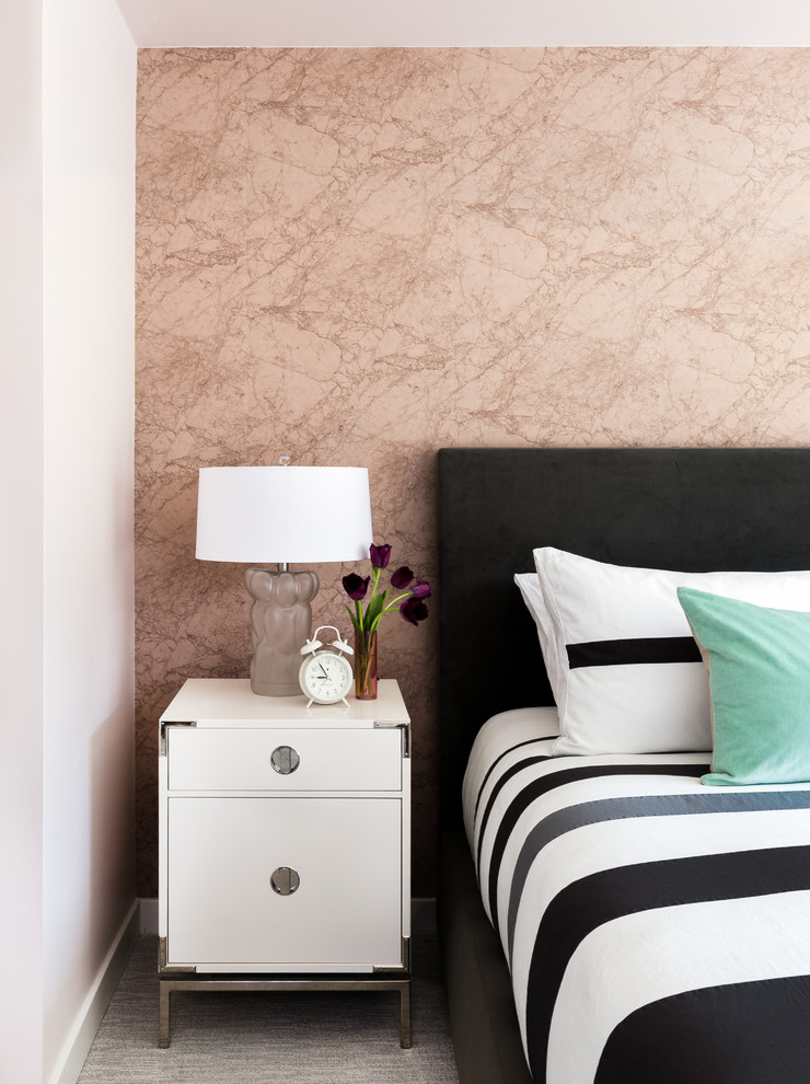 Cette photo montre une chambre avec moquette moderne avec un mur rose.