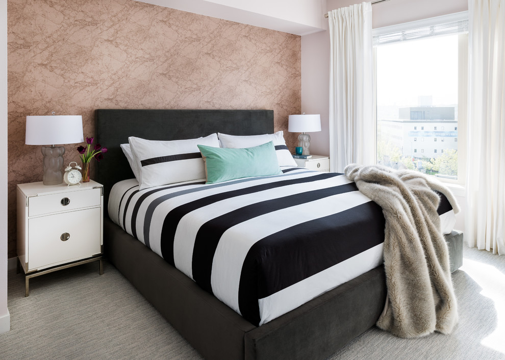 Immagine di una camera da letto minimalista con pareti rosa e moquette