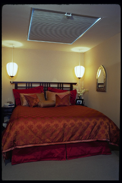 Kleines Asiatisches Schlafzimmer im Loft-Style mit beiger Wandfarbe und Teppichboden in San Francisco
