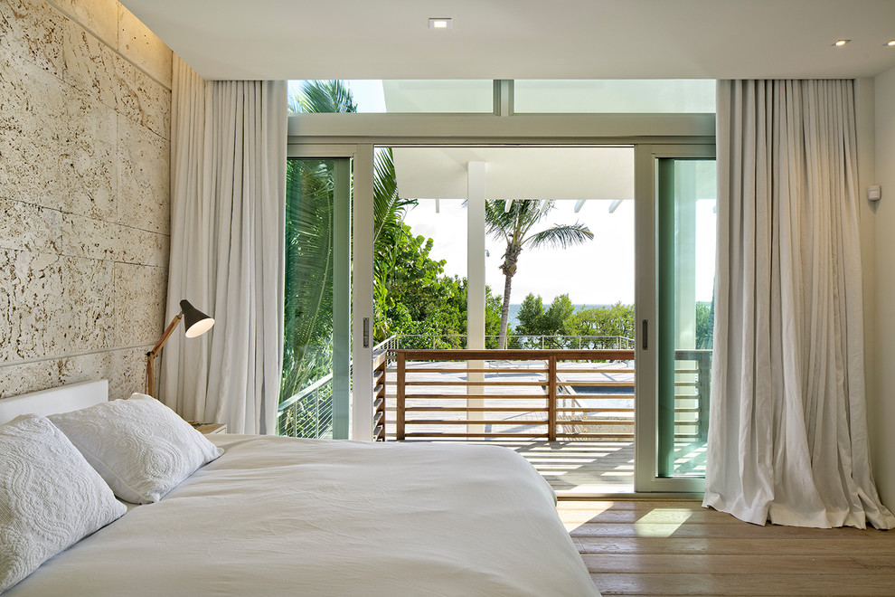 マイアミにある中くらいなビーチスタイルのおしゃれな寝室 (ベージュの壁、竹フローリング、暖炉なし、ベージュの床)