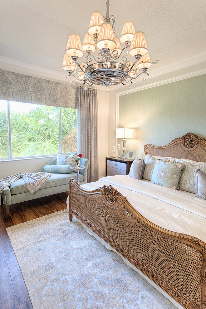 Klassisches Hauptschlafzimmer mit Porzellan-Bodenfliesen und beiger Wandfarbe in Miami