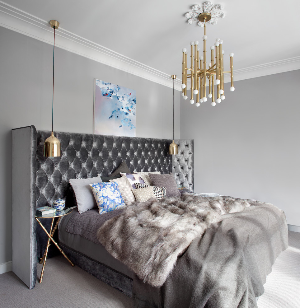 На фото: хозяйская спальня в стиле неоклассика (современная классика) с серыми стенами и ковровым покрытием