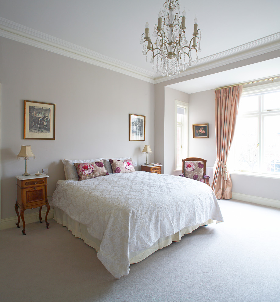 На фото: спальня в классическом стиле с серыми стенами и ковровым покрытием с