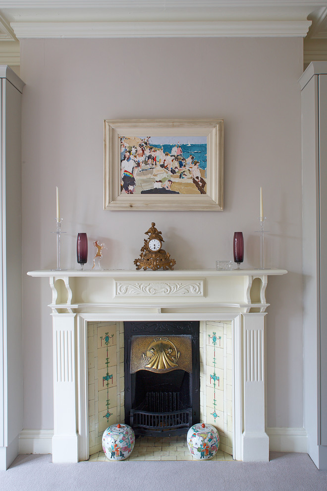 Klassisches Schlafzimmer mit grauer Wandfarbe und Kamin in Dublin