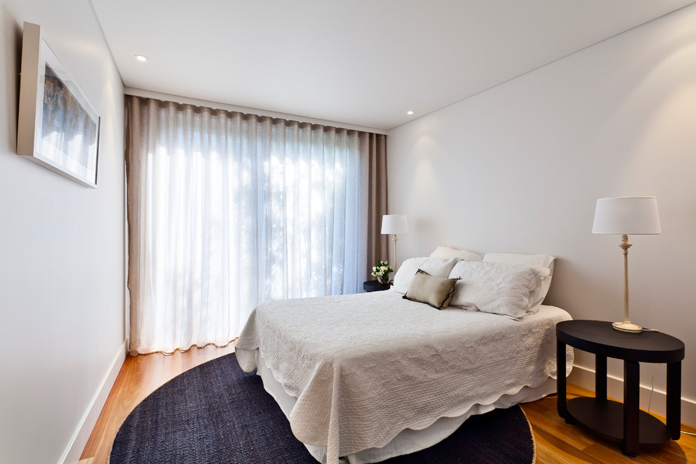 Idee per una camera da letto di medie dimensioni con pareti beige e pavimento in legno massello medio