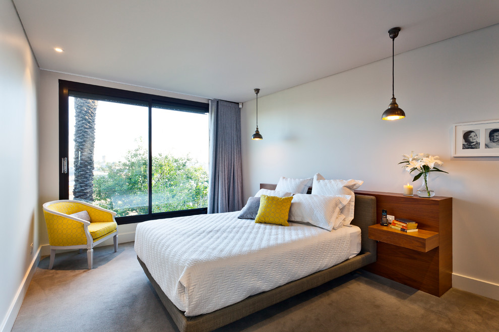 На фото: спальня среднего размера в современном стиле с бежевыми стенами и ковровым покрытием с