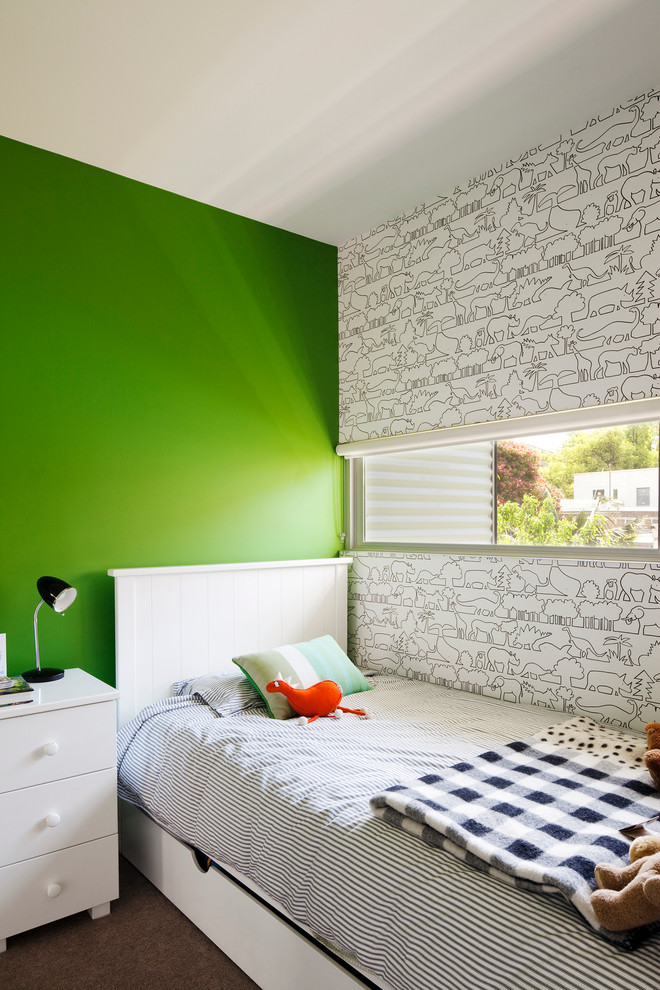 Idee per una camera degli ospiti minimal di medie dimensioni con pareti verdi e moquette