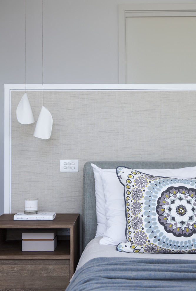 Imagen de dormitorio actual de tamaño medio con paredes blancas, moqueta y suelo gris
