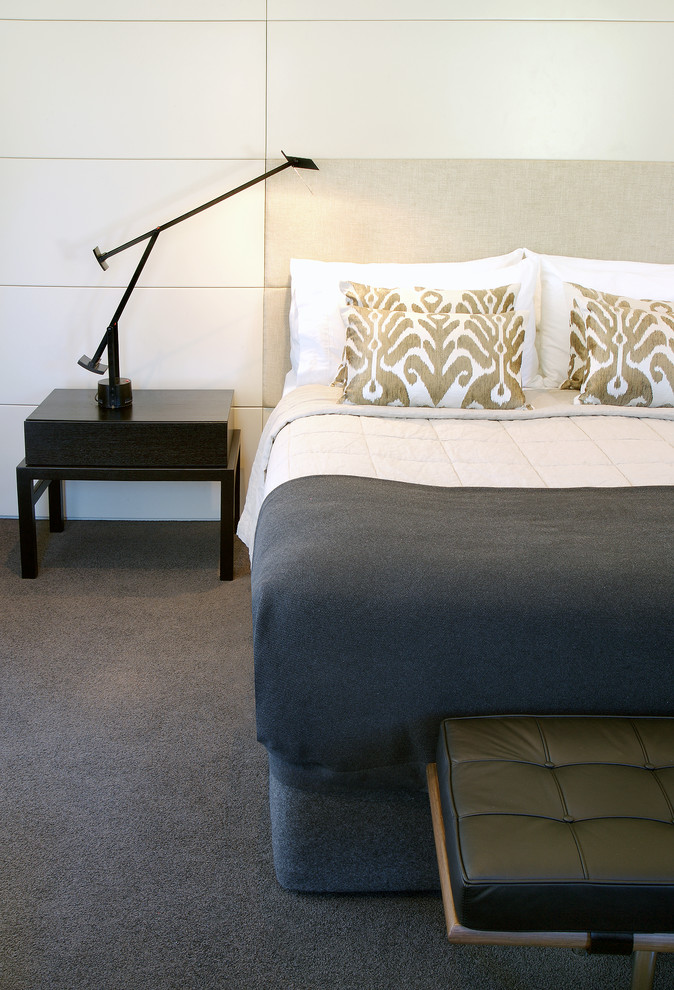 ブリスベンにある中くらいなコンテンポラリースタイルのおしゃれな寝室 (白い壁、カーペット敷き)
