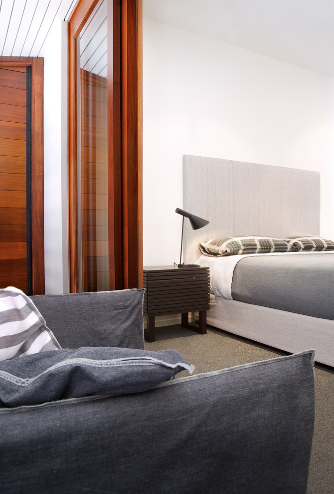 ブリスベンにある中くらいなコンテンポラリースタイルのおしゃれな主寝室 (白い壁、カーペット敷き)