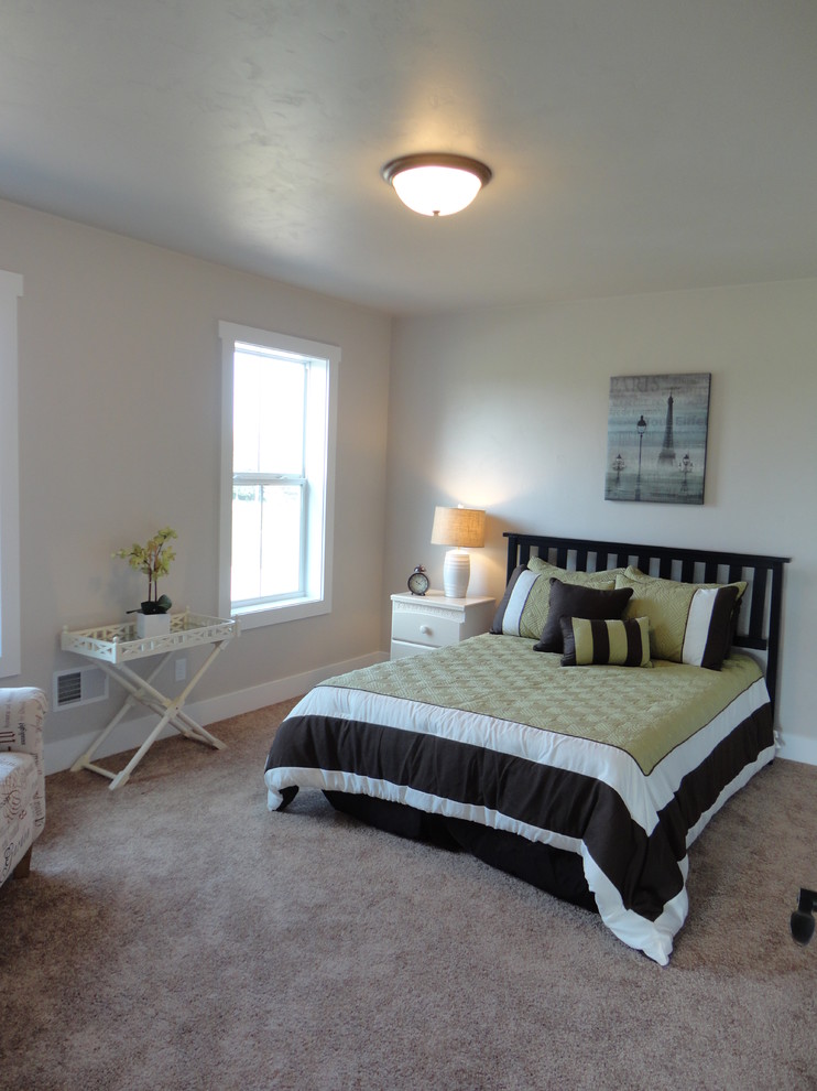 Modelo de habitación de invitados tradicional grande con paredes beige y moqueta