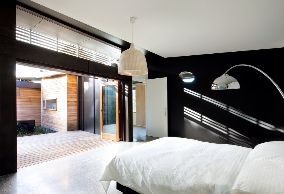 Bild på ett funkis sovrum, med svarta väggar