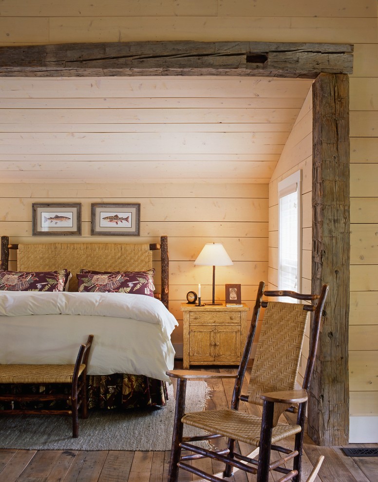 На фото: спальня в стиле рустика с паркетным полом среднего тона без камина