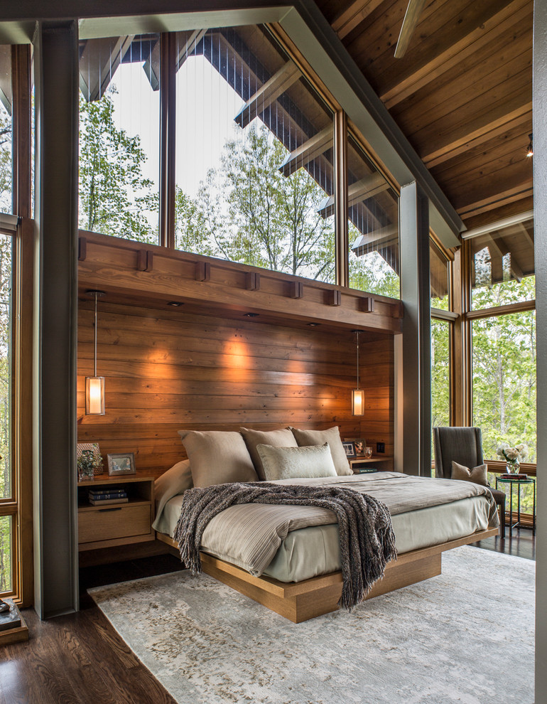 Стильный дизайн: большая хозяйская спальня в современном стиле с темным паркетным полом, коричневыми стенами и коричневым полом - последний тренд