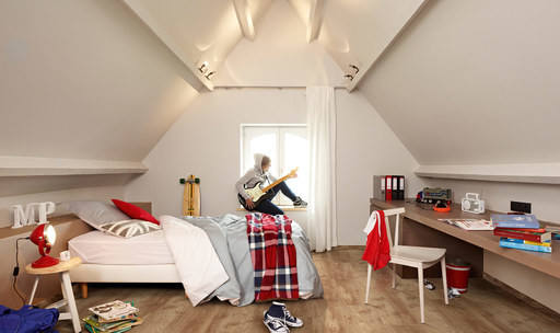 Пример оригинального дизайна: хозяйская спальня среднего размера в современном стиле с полом из ламината