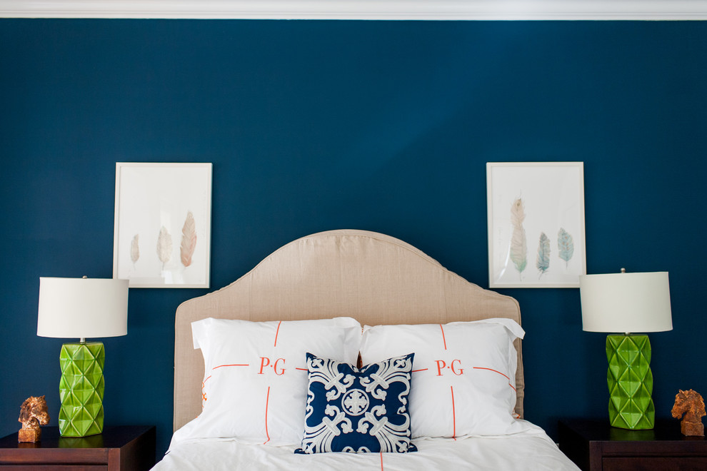 Inspiration pour une chambre parentale traditionnelle de taille moyenne avec un mur bleu et un sol en bois brun.