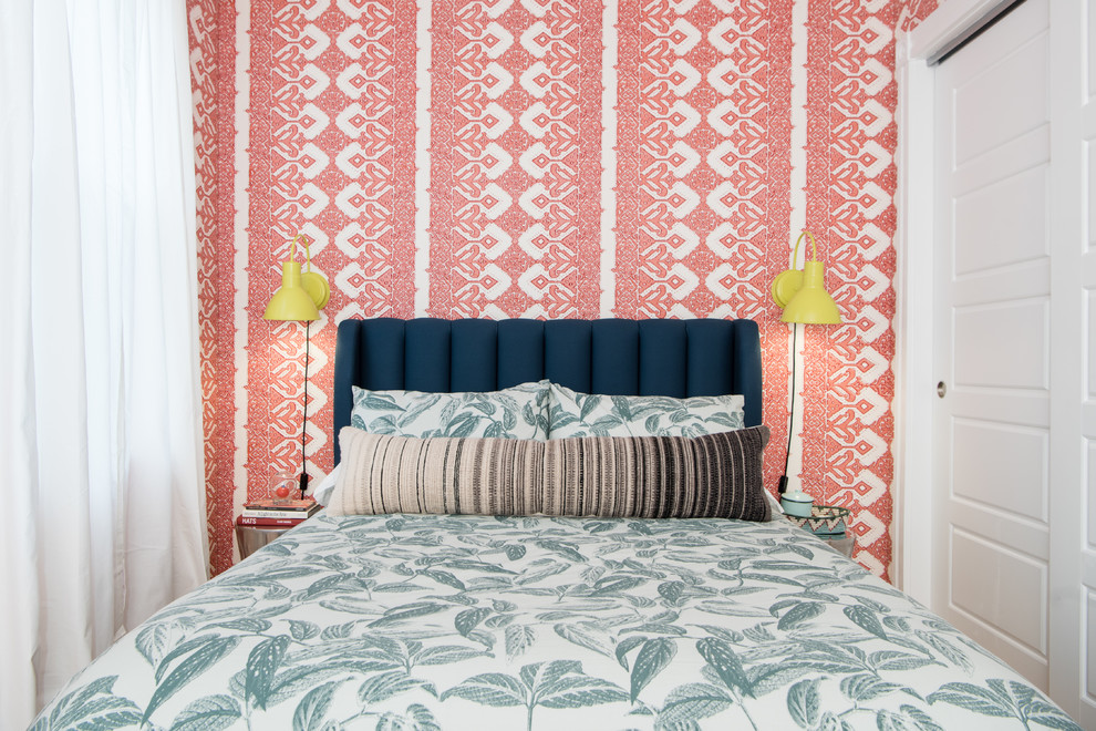 Esempio di una piccola camera da letto bohémian con pareti multicolore, parquet chiaro, nessun camino e pavimento marrone