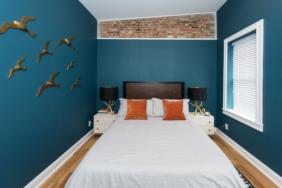 Idee per una camera da letto tradizionale di medie dimensioni con pareti blu, parquet chiaro, nessun camino e pavimento marrone